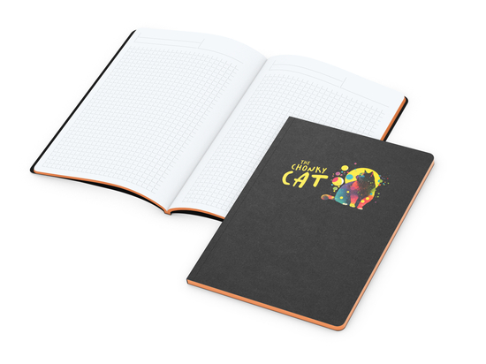 Notizbuch Tablet-Book Farbschnitt Naturkarton-Softcover schwarz, Papierformat/Lineatur DIN A5 / Winkelkaro, Farbschnitt/Logodruck orange/4farbig