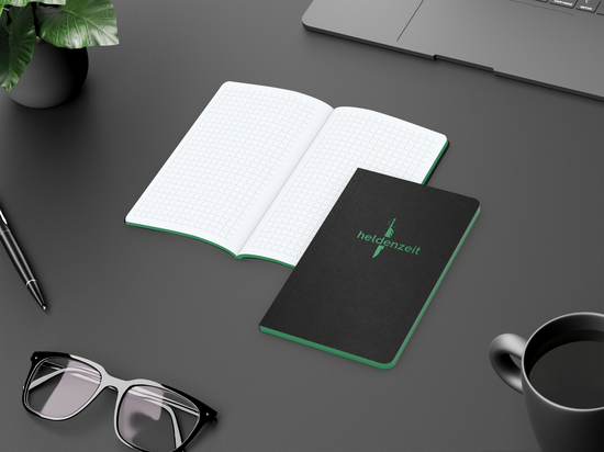 Notizbuch Tablet-Book Farbschnitt Naturkarton-Softcover schwarz, Papierformat/Lineatur 94 × 152 mm / Winkelkaro, Farbschnitt/Logodruck grün/grün