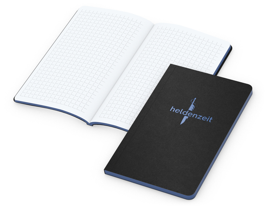 Notizbuch Tablet-Book Farbschnitt Naturkarton-Softcover schwarz, Papierformat/Lineatur 94 × 152 mm / Winkelkaro, Farbschnitt/Logodruck mittelblau/mittelblau