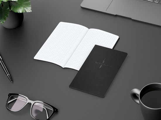 Notizbuch Tablet-Book Farbschnitt Naturkarton-Softcover schwarz, Papierformat/Lineatur 94 × 152 mm / Winkelkaro, Farbschnitt/Logodruck schwarz/schwarz
