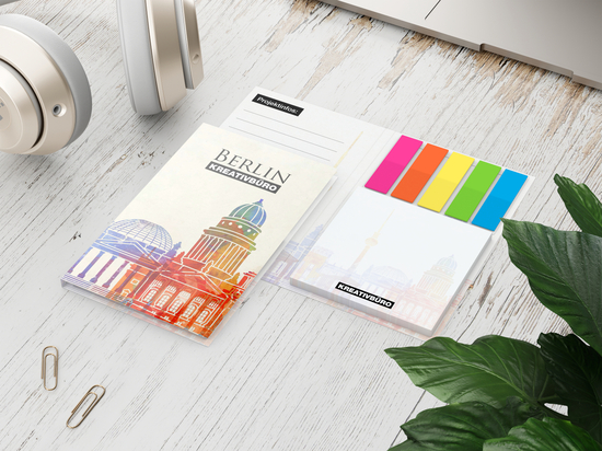 Haftnotiz-Set Berlin Zettel quadratisch Karton-Umschlag mit Buchöffnung, Haftmarker-Material durchgefärbtes Papier, Umschlag-Material Naturkarton weiß