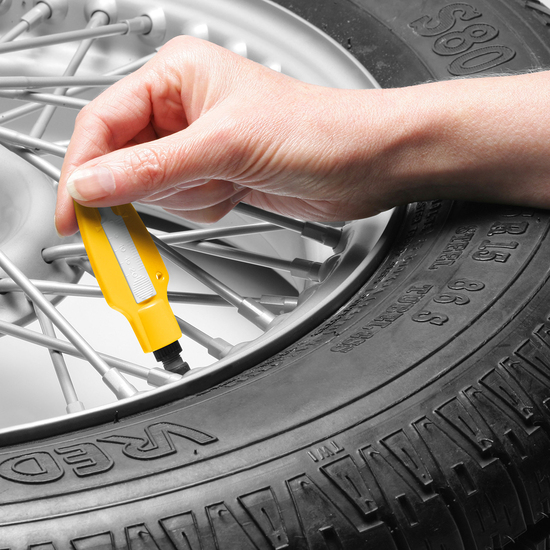 Reifenprofiltiefenmesser mit Ventilkappendreher