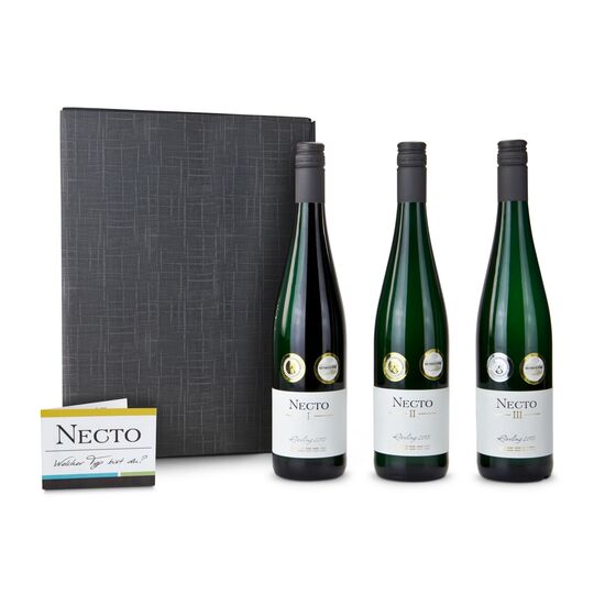 Dieses Weinset ist bestückt mit drei Weinen vom Weingut Römerhof: eine Flasche Necto I (trocken), Necto II (feinherb) & Necto III (edelsüß).