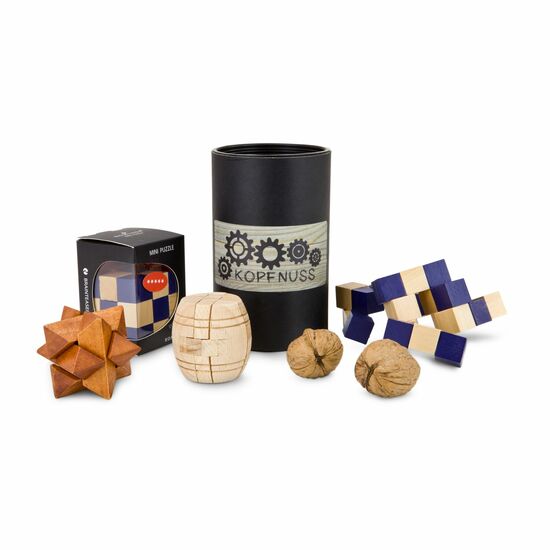 In der kleinen, schwarzen Geschenkrolle befinden sich ein hochwertiges Holz-Knobelspiel (sortiert) und zwei Walnüsse.