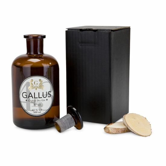 Gallus Gin Nº43 (0,5 l, 43% Vol.) vereint alles, erlesene Zutaten, ein traditionelle Herstellung und eine edle Verpackung.