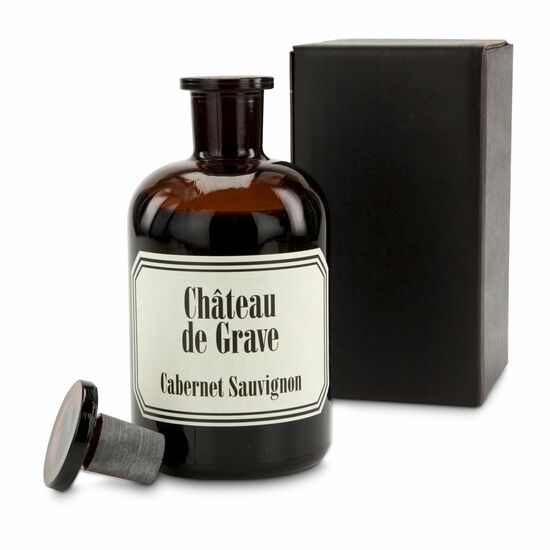 Vollmundiger Cabernet Sauvignon gefüllt in eine originale Apothekerflasche mit Glaskorken und passendem Etikett. Im schwarzen Geschenkkarton