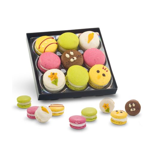 9 leckere, österliche Macarons (ca. 90 g), hangearbeitet in Confiserie-Qualität und hübsch präsentiert in schwarzer Geschenkverpackung mit Schleife und Anhänger