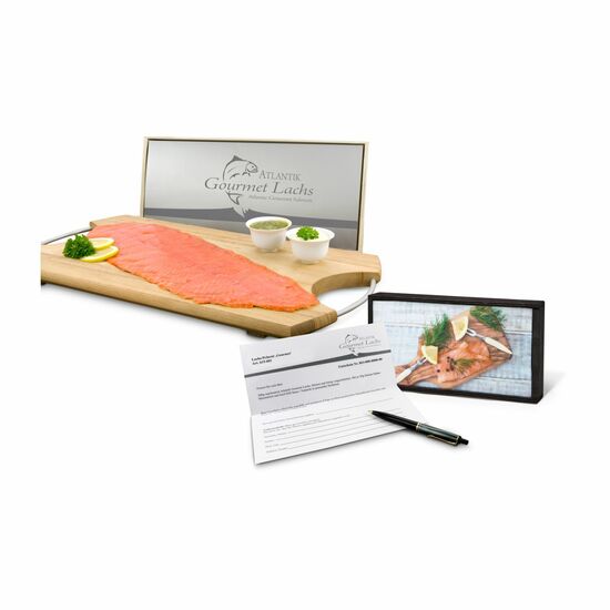 Gutschein in Holzkiste für 300 g rauchzarten Atlantik Gourmet Lachs. Mit feinem Sahne-Meerrettich und Senf-Dill Sauce.
