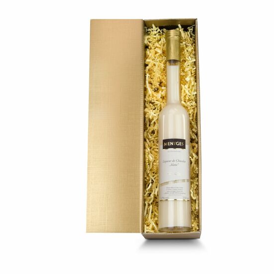 Eine Flasche MENTGES Liqueur de Chocolat (0,35 l) gebettet in einem goldenen Karton auf naturfarbenem Sizzle.