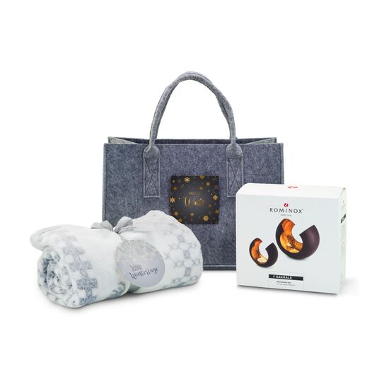 Die flauschige Kuscheldecke Rudolph und zwei seidenmatt-braune ROMINOX® Teelichthalter verpackt in einer ROMINOX® Filztasche mit „Hello Winter“-Anhänger.