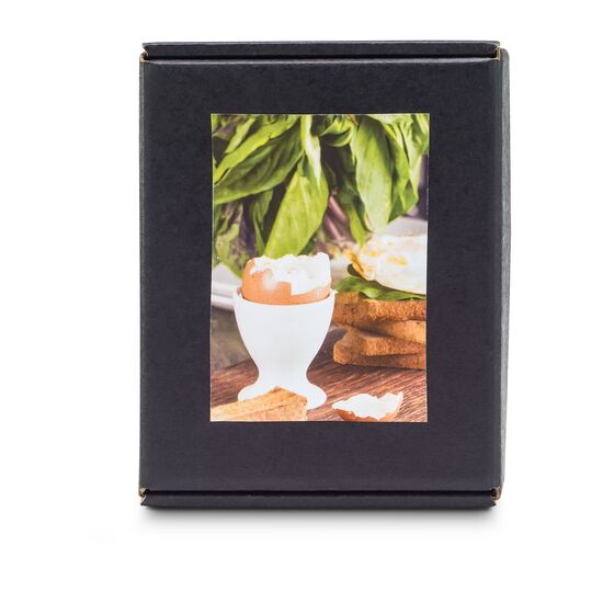 Ein Set aus vier Minisalzstreuern, einem Eierköpfer und einem Glas Meersalz. Alles kommt verpackt in einer schwarzen Geschenkbox mit Aufkleber.