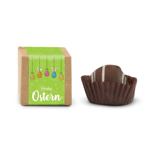 Mini Geschenkbox mit Oster-Aufkleber und einem alkoholfreien Confiserie-Trüffel, veredelt mit feiner Mousse-au-Chocolat-Füllung.