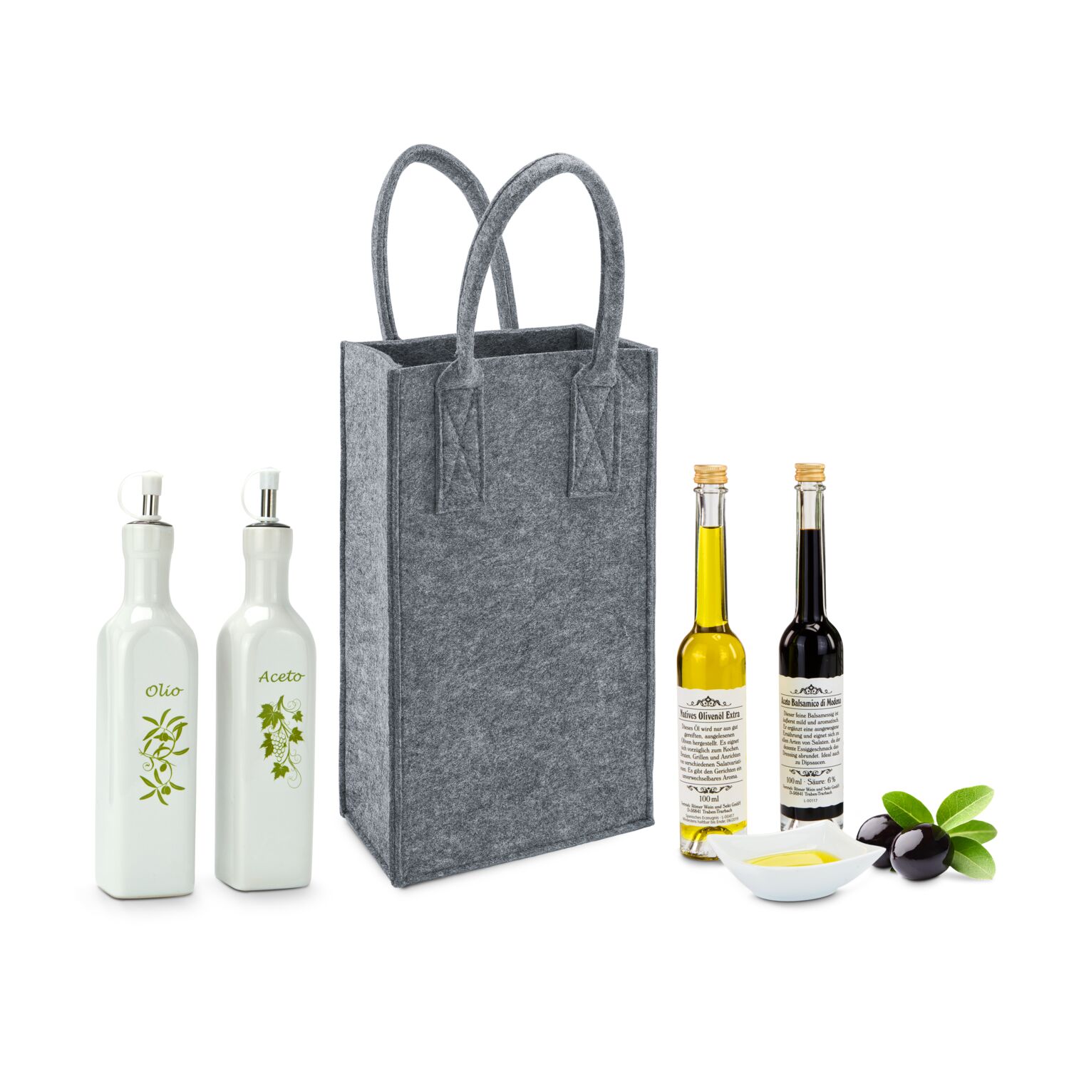 Zwei Rominox Essig- und Öl-Spender und jeweils eine Flasche Olivenöl und Aceto verpackt in einer grauen Filztasche mit Henkel.