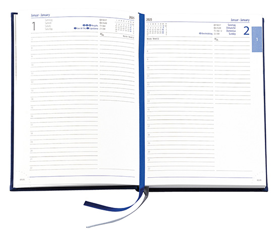 Buchkalender "Daily Chefkalender INT" im Format 14,5 x 20,5 cm, Kalendarium 4-sprachig D/F/I/GB Grau/Blau mit 2 Lesebändern, 416 Seiten Fadenheftung, Eckenperforation, Einband Slinky dunkelblau