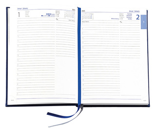 Buchkalender "Daily Chefkalender INT" im Format 14,5 x 20,5 cm, Kalendarium 4-sprachig D/F/I/GB Grau/Blau mit 2 Lesebändern, 416 Seiten Fadenheftung, Eckenperforation, Einband Slinky mittelblau
