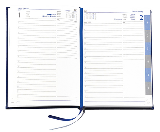 Buchkalender "Daily Chefkalender Register INT" im Format 14,5 x 20,5 cm, Kalendarium 4-sprachig D/F/I/GB Grau/Blau mit 2 Lesebändern und Registerstanzung, 416 Seiten Fadenheftung, Eckenperforation, Einband Fashion rot