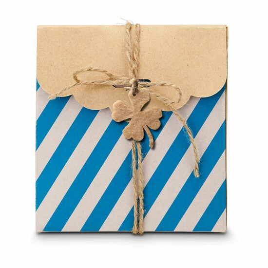 Papiertüte gefüllt mit je 50ml Handseife und Handcreme in der Tube, mit Glücksklee-Anhänger