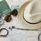 Pflanzlicher Strohhut mit farbigem Band