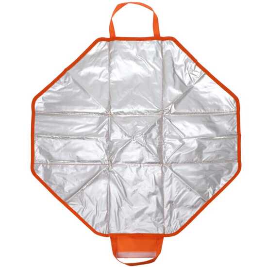 Gefaltete Kühltasche und Picknickmatte